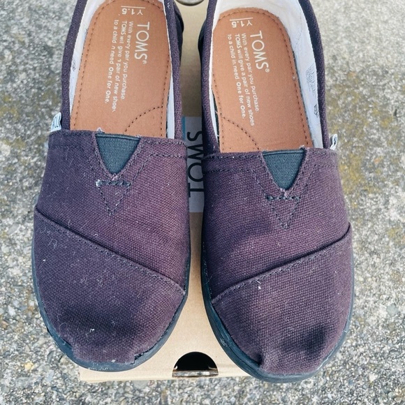 Toms Youth Canvas shoes size 1.5🎉HP🎊 - Picture 2 of 5